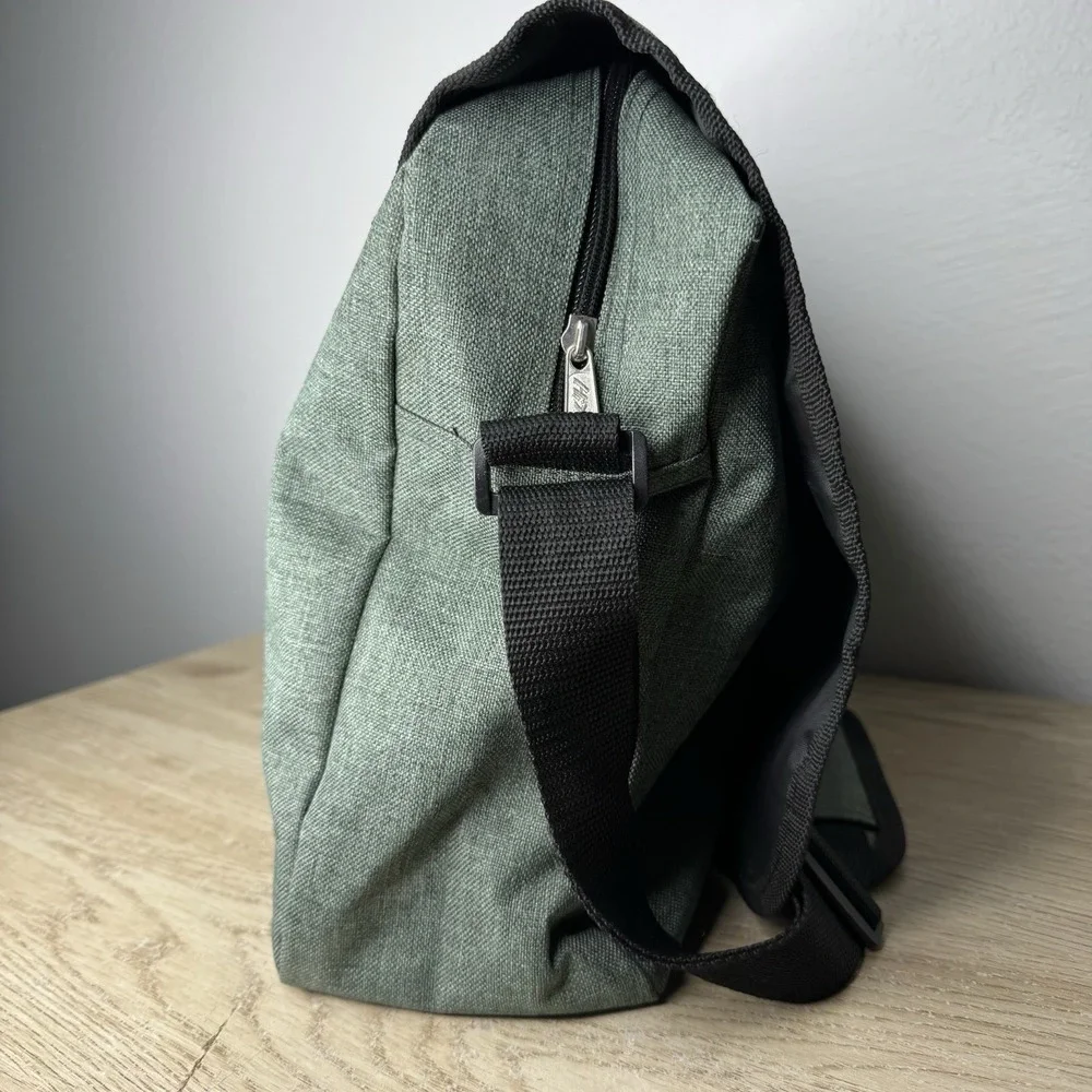 Bass Pro Shops Cabelas Green Satchel Computer Bag Promotional‎ Advertisement Bag